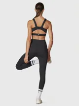 Calza deportiva larga color negro, de tiro alto con diseño ceñido y tratamiento de aloe vera para mayor suavidad.