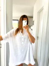 Túnica blanca de lino rústico con cuello henley y botones.