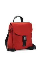 Mochila de diseño compacto con tapa frontal y cierre de hebilla tipo clip. Cuenta con correas ajustables, asa superior, bolsillos laterales y bolsillo trasero con cierre.