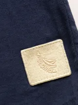 Camisa blanca de manga larga con corte regular en tejido lino-viscosa, ideal para los días de verano. Tiene botones de madera y parche con logo de la marca.