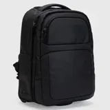 Mochila urbana de diseño minimalista en color negro, con compartimentos con cierre y estructura reforzada. Cuenta con manija superior y sistema de ruedas integrado para facilitar el transporte.