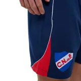 Short deportivo Umbro del Club Nacional de Football, color azul melange, con cordón ajustable en la cintura, bolsillos laterales, el escudo del club bordado en la pierna derecha y el logo de la marca en la izquierda.
