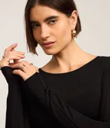Suéter Cortelle de tricot color negro, con cuello redondo, manga larga y frisos delanteros, de diseño ajustado al cuerpo.