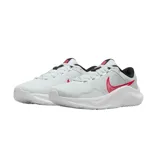 Championes Nike Legend Essential 3 Next Nature, color gris con detalles en blanco, ideales para entrenamiento.