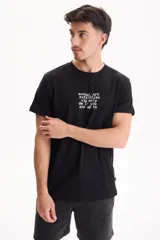 Remera negra de manga corta con estampado de texto blanco en el centro del pecho.