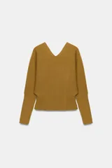 Jersey de punto color mostaza con escote en pico y manga larga con puños ajustados.