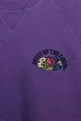 Sudadera lavada Fruit of the Loom, color morado, de cuello redondo con detalle de costura triangular, manga larga y calce holgado. Presenta un pequeño bordado con el logo de la marca en el pecho y acabados en rib elástico en cuello, puños y ruedo.