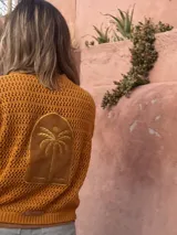 Saco de tejido abierto con aplique central de cuero natural bordado con diseño de palmera.