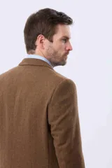 Saco sport de lana en color gris oscuro, con diseño clásico de solapa tradicional, cierre frontal de dos botones y bolsillos laterales con solapa.