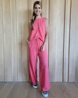 Pantalón de denim azul, de corte recto y tiro alto, con cintura elástica y cordón ajustable. Tiene bolsillos laterales.