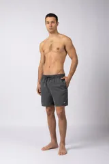 Short de baño de corte relajado en color gris azulado con efecto lavado. Cuenta con cintura elastizada con cordón ajustable, bolsillos laterales y una pequeña etiqueta decorativa en el ruedo.