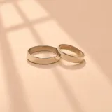 Par de anillos alianzas de plata con diseño clásico de cinta lisa.