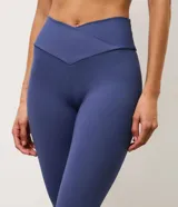 Pantalón legging deportivo Get Over de color azul, confeccionado en microfibra, con tiro alto y diseño de cintura cruzada.