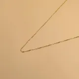 Cadena de eslabones tipo forcé fabricada en oro 10k, con diseño clásico y acabado brillante.