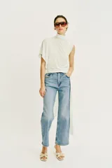 Jeans Z1975 de tiro alto y pernera recta con cinco bolsillos, cierre frontal con cremallera y botón, en color celeste claro lavado.