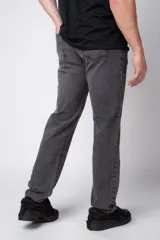 Jean de corte recto y ajuste relaxed fit, confeccionado en denim azul con lavado clásico.