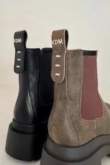 Botas Chelsea color marrón de gamuza, con elástico lateral y suela track.