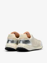 Championes Veja modelo Condor Royale, con diseño técnico en tonos crema y detalles metalizados en plateado. Presentan el logo lateral característico de la marca, suela con textura y cordones al tono.