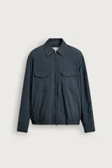 Sobrecamisa regular fit confeccionada en tejido fluido con mezcla de lyocell de la colección Origins. Posee cuello solapa, manga larga con puño abotonado, bolsillos frontales con solapa, bolsillos laterales ocultos y cierre frontal de cremallera bidireccional.