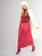 Tapado largo color camel confeccionado en lana escarada elastizada. Diseño clásico con cuello solapa y corte recto. Fabricado en Italia.