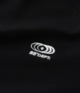 Campera deportiva de cuello alto con cierre frontal, confeccionada en tejido técnico con rayas laterales contrastantes y bordado localizado en el pecho.
