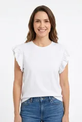 Remera de algodón color blanco, con cuello redondo y mangas cortas adornadas con volados.