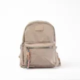 Mochila color beige con dos compartimentos con cierre y un bolsillo frontal con cierre.