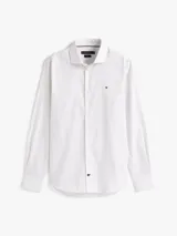 Camisa de manga larga Tommy Hilfiger con corte slim, confeccionada en algodón. Presenta un estampado de micro puntos, cuello clásico y cierre frontal con botones. Incluye el logo de la marca bordado en el pecho.