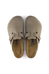 Zueco Birkenstock Boston de gamuza color topo, con plantilla anatómica de corcho y látex, y suela de EVA. Ajuste estrecho.