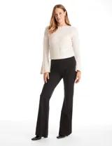Pantalón wide leg de tiro alto con cintura elástica y costura central pespuntada en el frente de cada pierna.