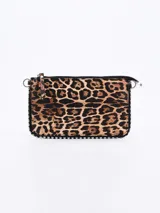 Bandolera con estampado animal print de leopardo, con tachas plateadas en los bordes y correa de cuero sintético negra.