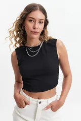 Top sin mangas azul eléctrico con escote redondo y textura arrugada. Corte crop y calce ajustado al cuerpo.