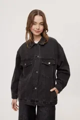 Campera de jean de silueta amplia, con cuello clásico y cierre frontal con botones. Diseño con bolsillos con solapa en el frente y bolsillos laterales, hombros caídos y terminaciones pespunteadas.