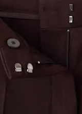 Pantalón de corte recto y tiro medio con diseño largo, trabillas para cinturón, dos bolsillos laterales y cierre oculto con botón, gancho y cremallera.