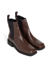 Botas Chelsea de cuero color marrón con elástico lateral negro, puntera cuadrada y tirador trasero.