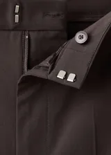 Pantalón de vestir de corte recto y tiro medio, con diseño de rayas laterales en contraste. Cuenta con cierre oculto de botón, gancho y cremallera, bolsillos laterales y bolsillo de ribete en la parte posterior.