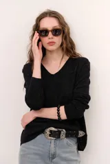 Sweater de punto color grafito, con cuello en V y mangas largas.