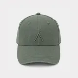 Gorra tipo jockey color verde militar, con diseño de seis paneles, visera curvada y bordado frontal en relieve.