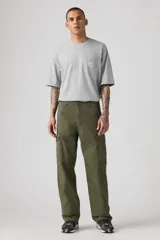 Pantalón cargo holgado color verde militar, con bolsillos laterales y perneras anchas.