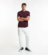 Remera azul marino de algodón, con cuello redondo y mangas cortas.