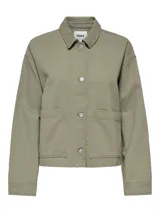 Chaqueta corta de algodón marca Only, en color verde militar, con cuello camisero, cierre frontal de botones metálicos y dos bolsillos frontales grandes.
