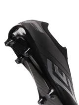 Championes de fútbol Umbro Victory HG, color negro con detalles en gris. Diseño sin cordones con ajuste tipo calcetín.