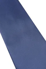 Corbata lisa color dorado.