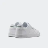 Championes Reebok Court Advance de cuero sintético blanco, con detalles en verde en el logotipo lateral y talón.
