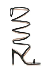 Sandalias de tacón negras con punta cuadrada y tiras finas que se atan alrededor del tobillo.