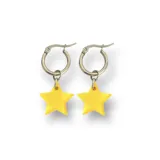Par de aros plateados con dije colgante de estrella color amarillo.