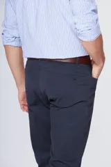 Pantalón de gabardina azul marino con diseño clásico de cinco bolsillos y trabillas para cinturón.