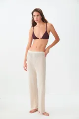 Pantalon de tejido de punto calado en color beige, con corte recto y tiro medio.