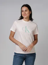 Remera rosa de algodón con logo de Calvin Klein Jeans estampado en el frente en color verde agua.