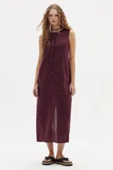 Vestido midi color borgoña, sin mangas, de lino, con cuello redondo y corte recto.